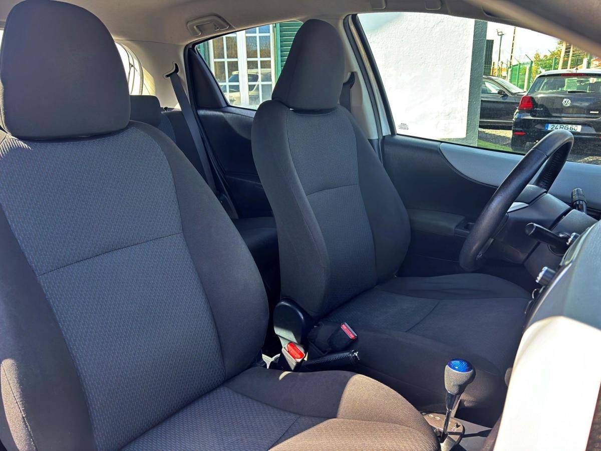 toyota-yaris-2014-hibrido-1497cc