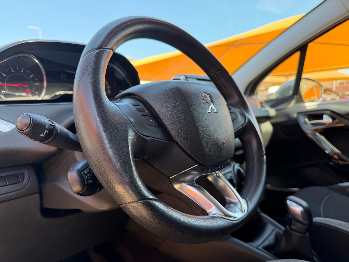 peugeot-208-2015-gasolina-1199cc