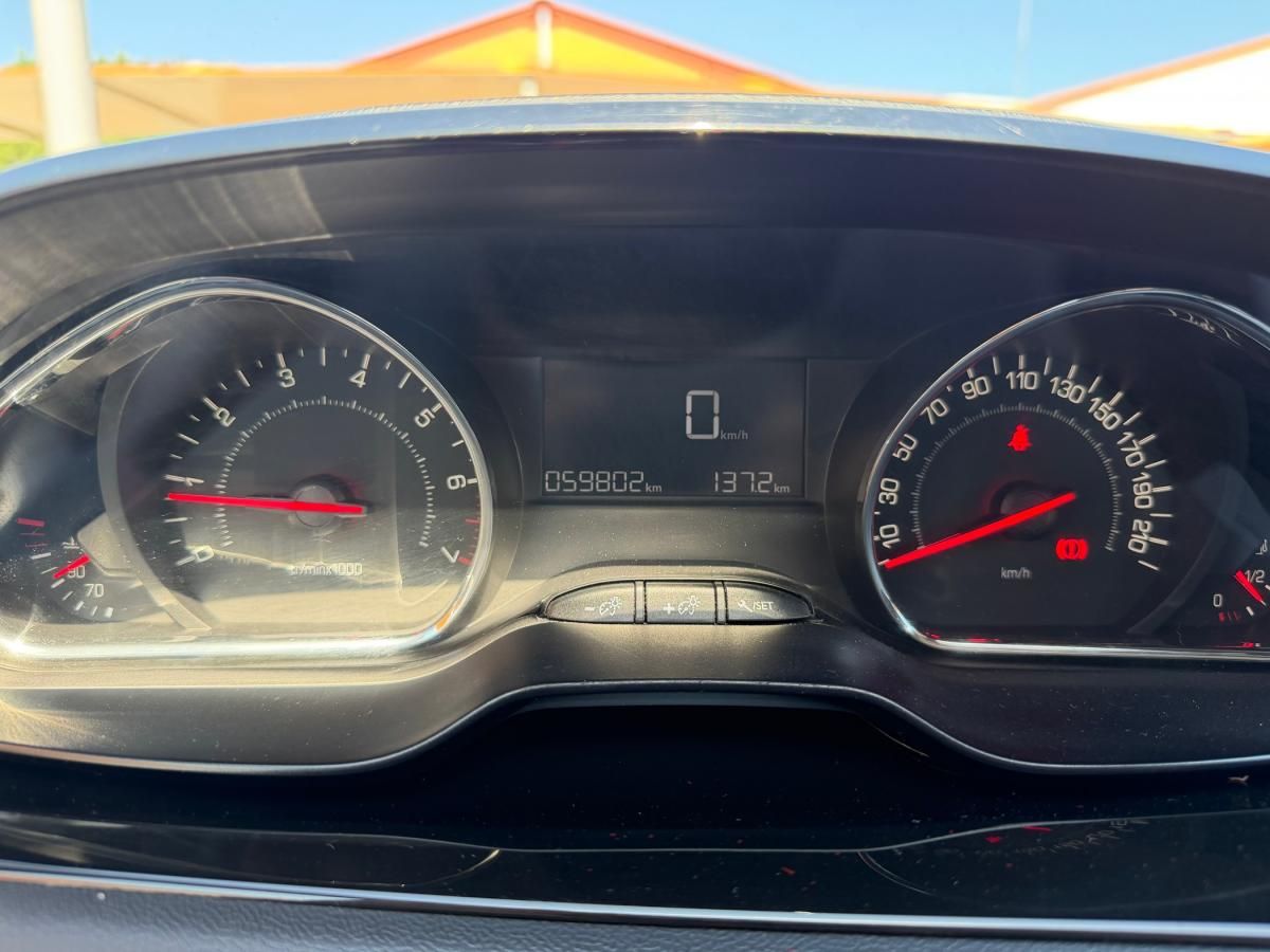 peugeot-208-2015-gasolina-1199cc