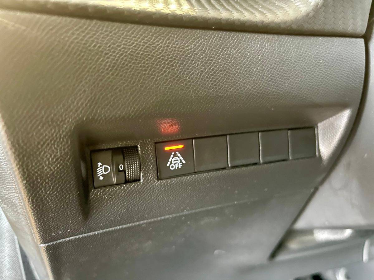 peugeot-208-2023-gasolina-1199cc