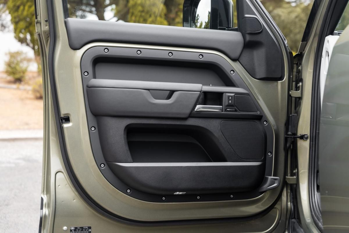 land-rover-defender-2024-diesel-2997cc