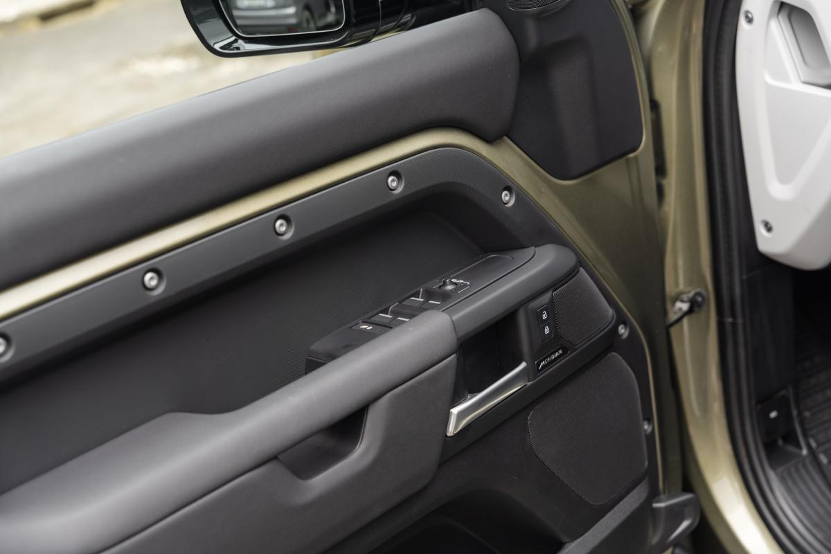 land-rover-defender-2024-diesel-2997cc