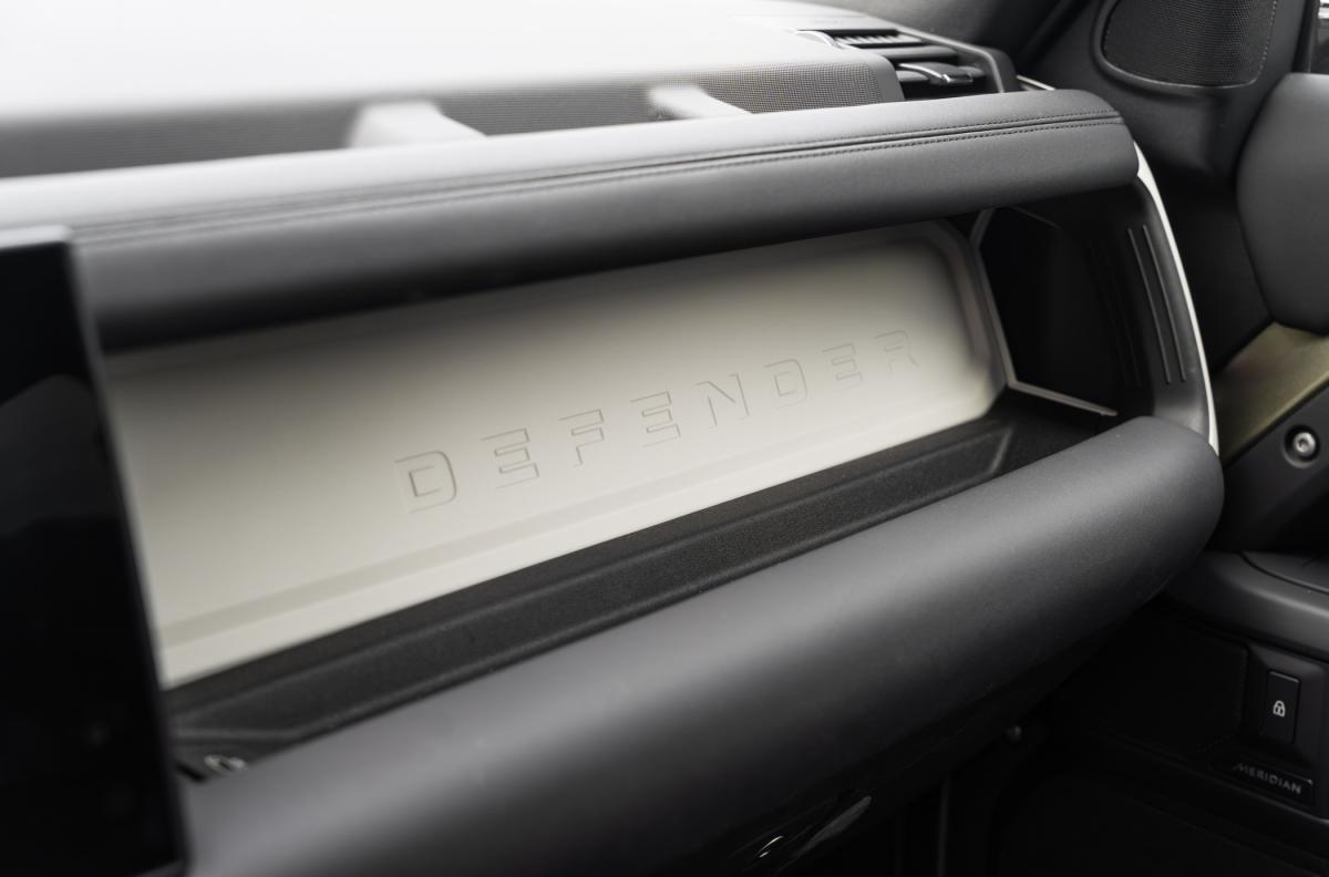 land-rover-defender-2024-diesel-2997cc