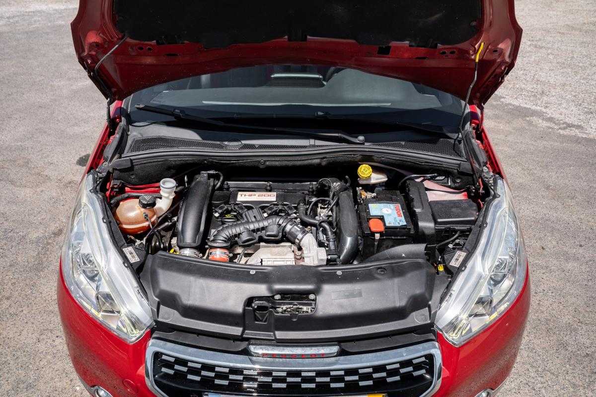 peugeot-208-2013-gasolina-1598cc