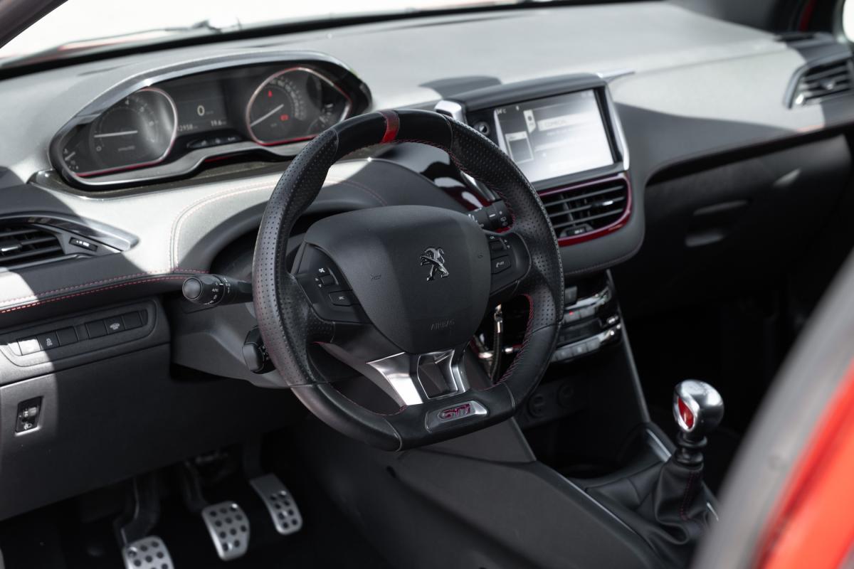 peugeot-208-2013-gasolina-1598cc