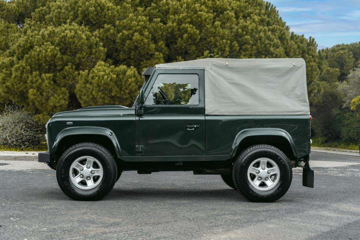 land-rover-defender-2010-diesel-2402cc