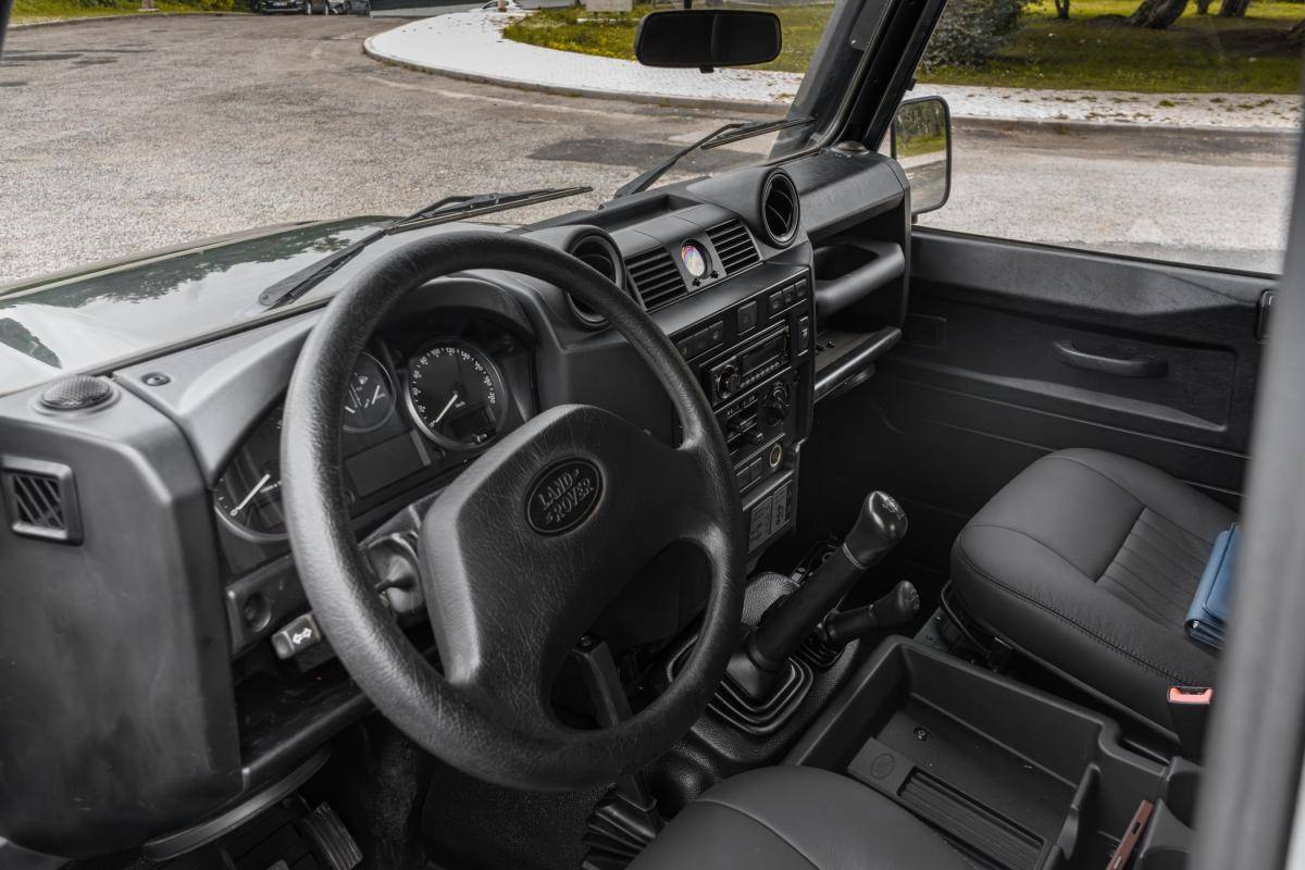 land-rover-defender-2010-diesel-2402cc