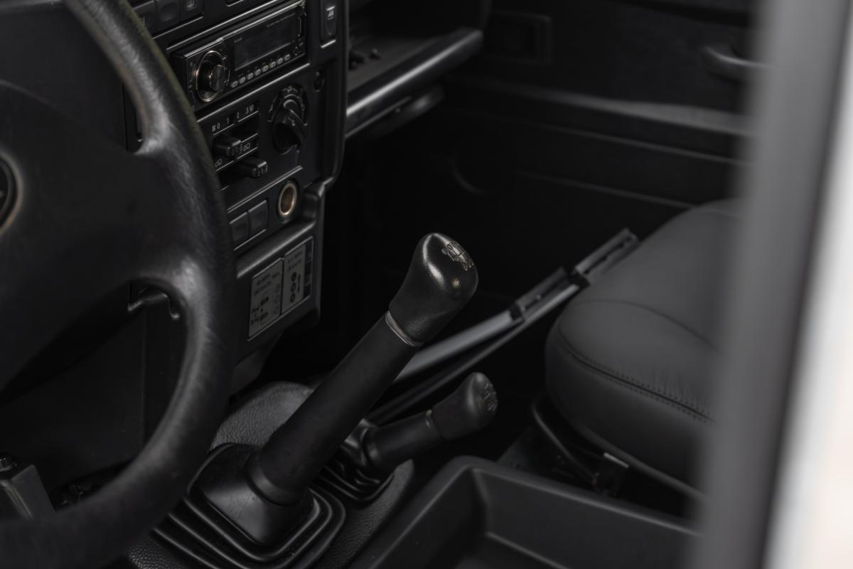 land-rover-defender-2010-diesel-2402cc