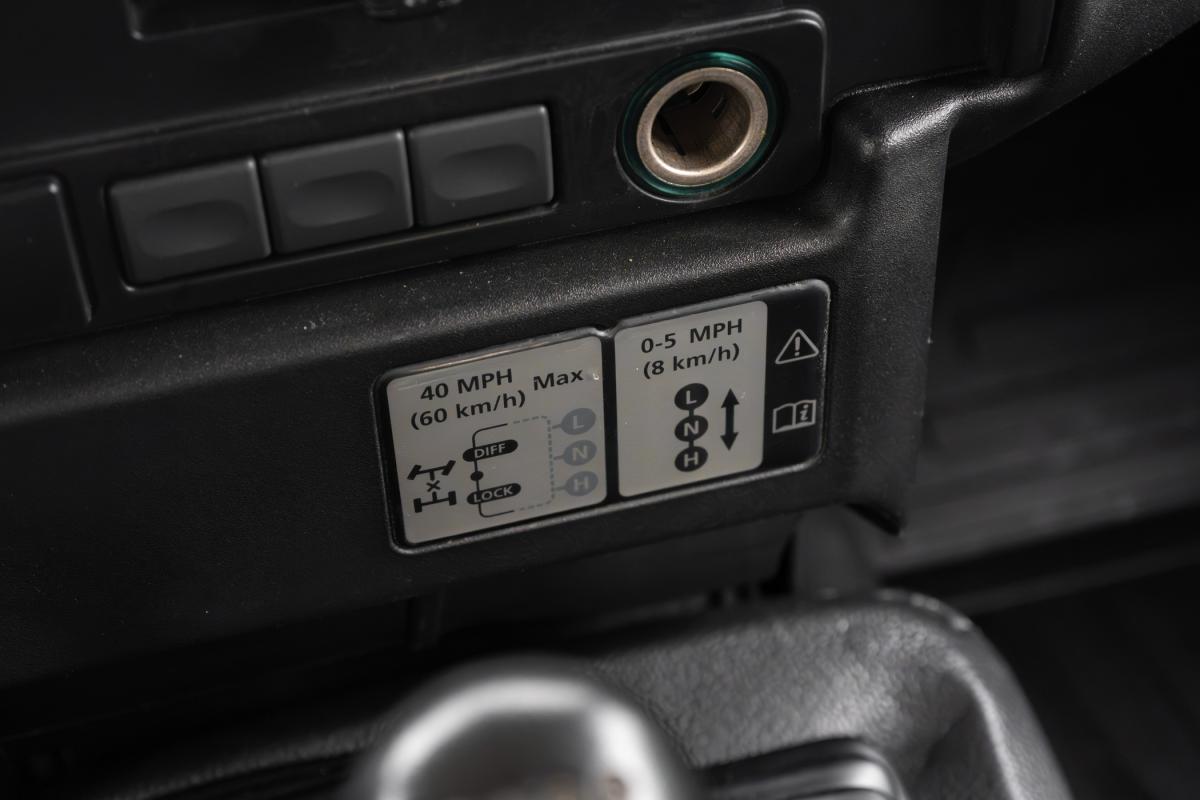 land-rover-defender-2010-diesel-2402cc