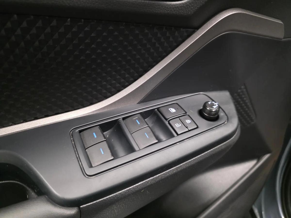 toyota-c-hr-2022-hibrido-a-gasolina-1798cc