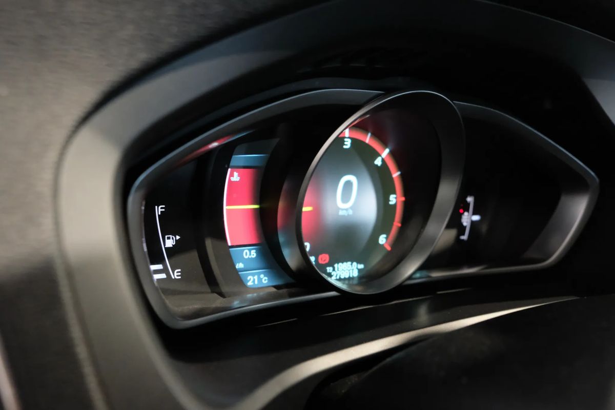 volvo-v40-2013-diesel-1560cc