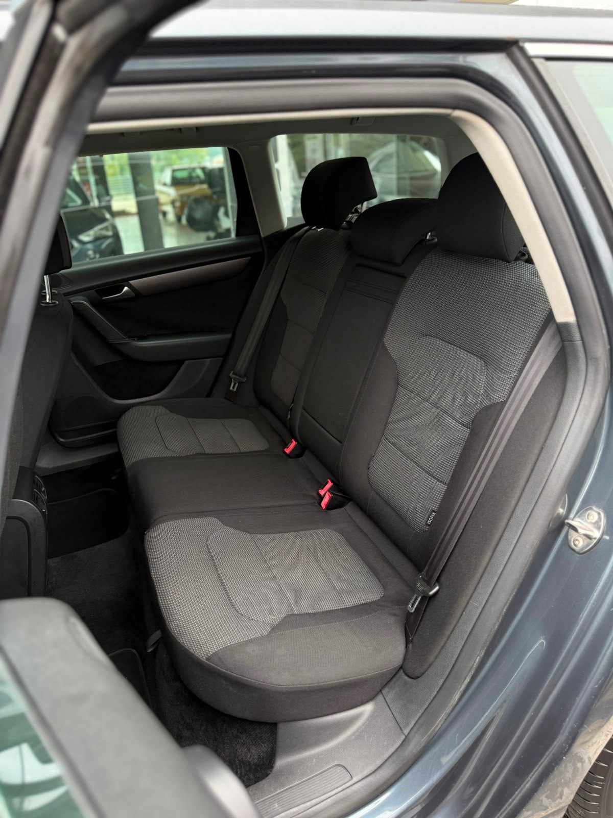 volkswagen-passat-variant-2011-diesel-1598cc