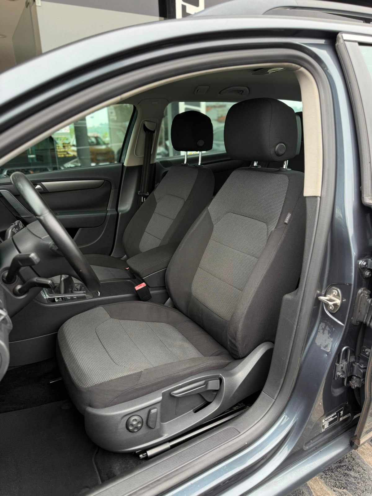 volkswagen-passat-variant-2011-diesel-1598cc