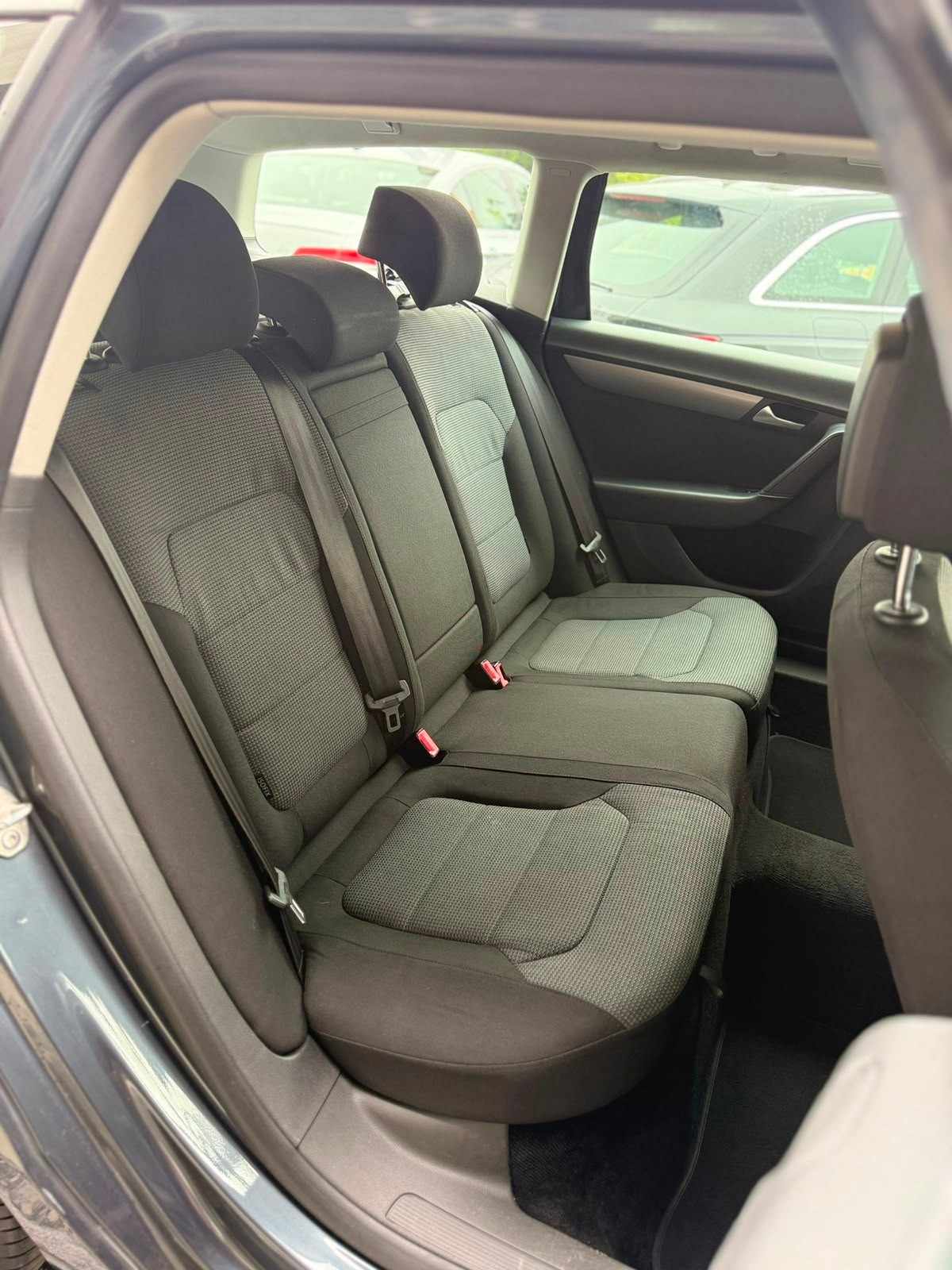 volkswagen-passat-variant-2011-diesel-1598cc
