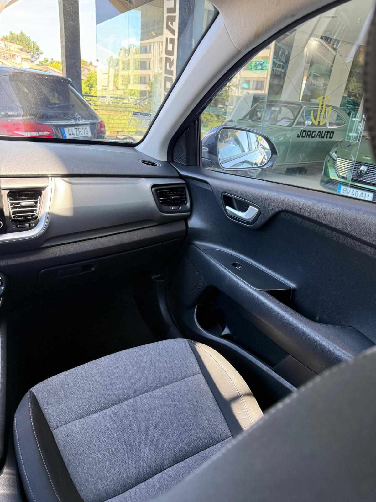 kia-stonic-2023-gasolina-1197cc