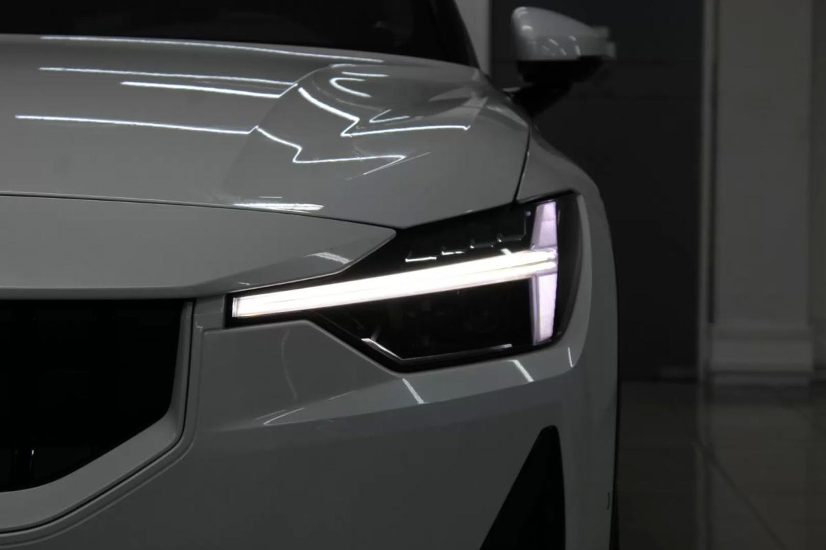 polestar-2-2023-eletrico-200cc