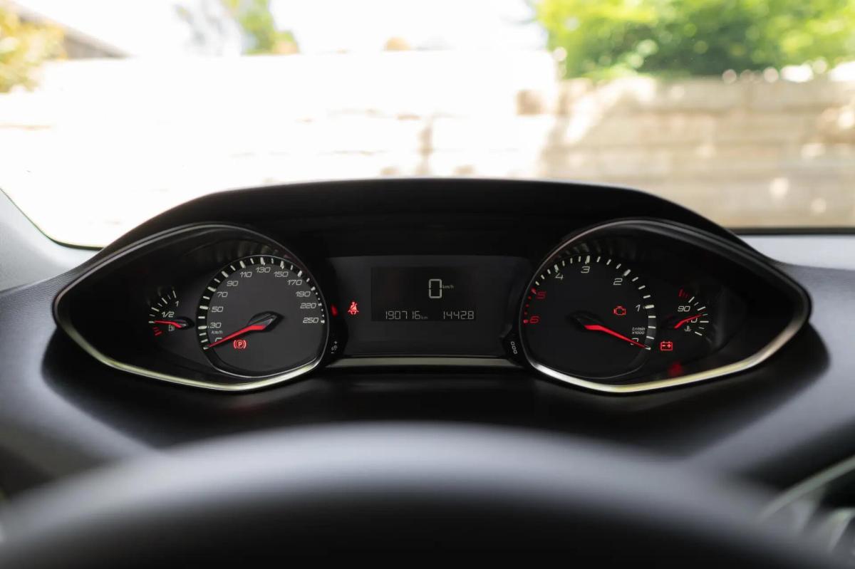 peugeot-308-2015-diesel-1560cc
