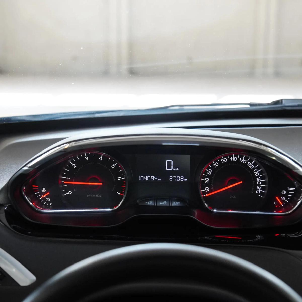 peugeot-208-2015-gasolina-1199cc