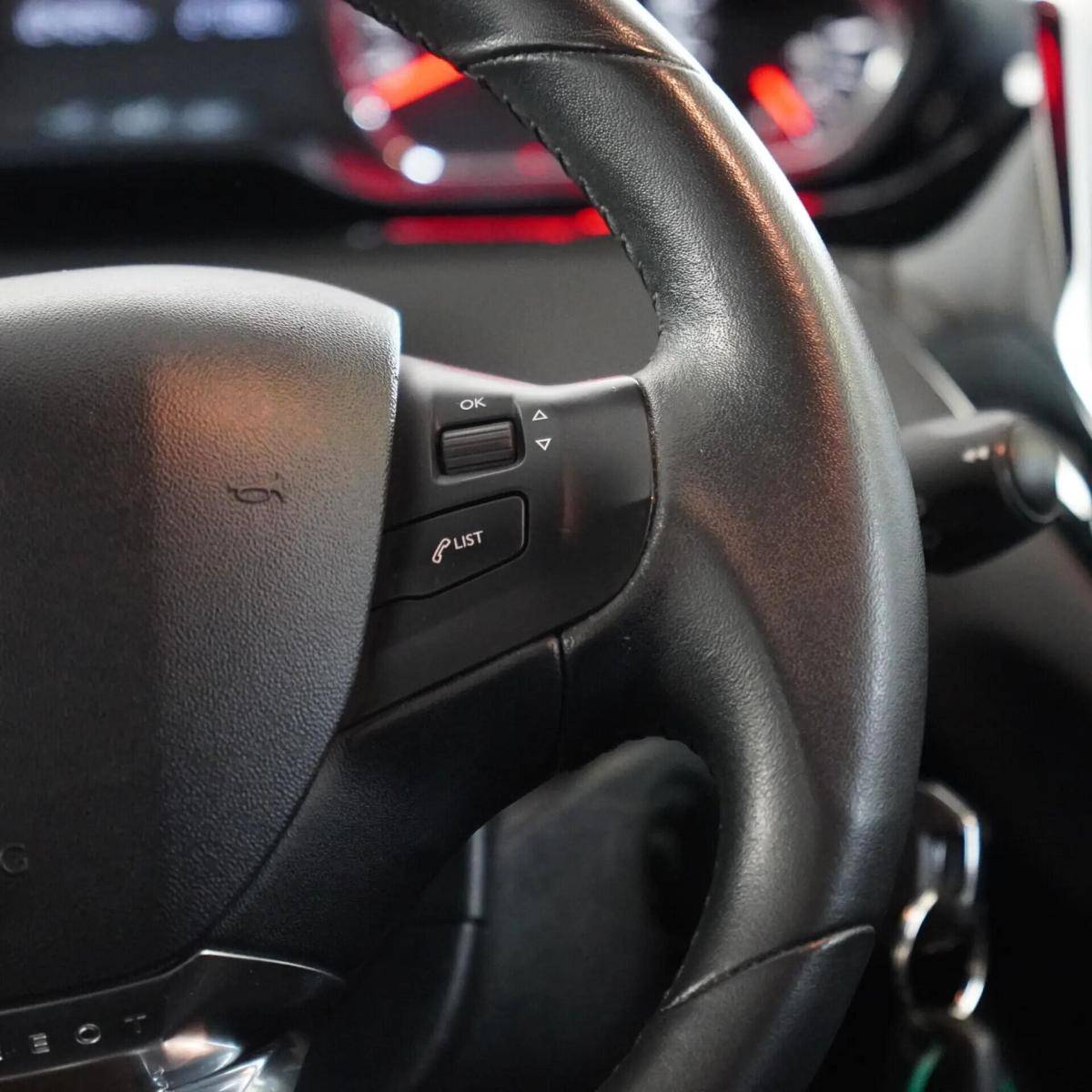 peugeot-208-2015-gasolina-1199cc
