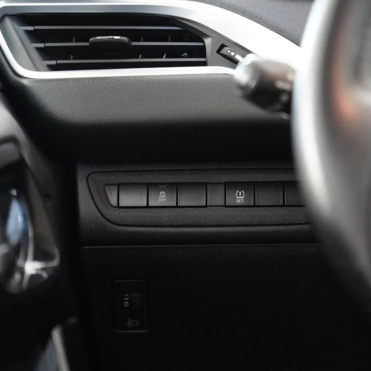 peugeot-208-2015-gasolina-1199cc