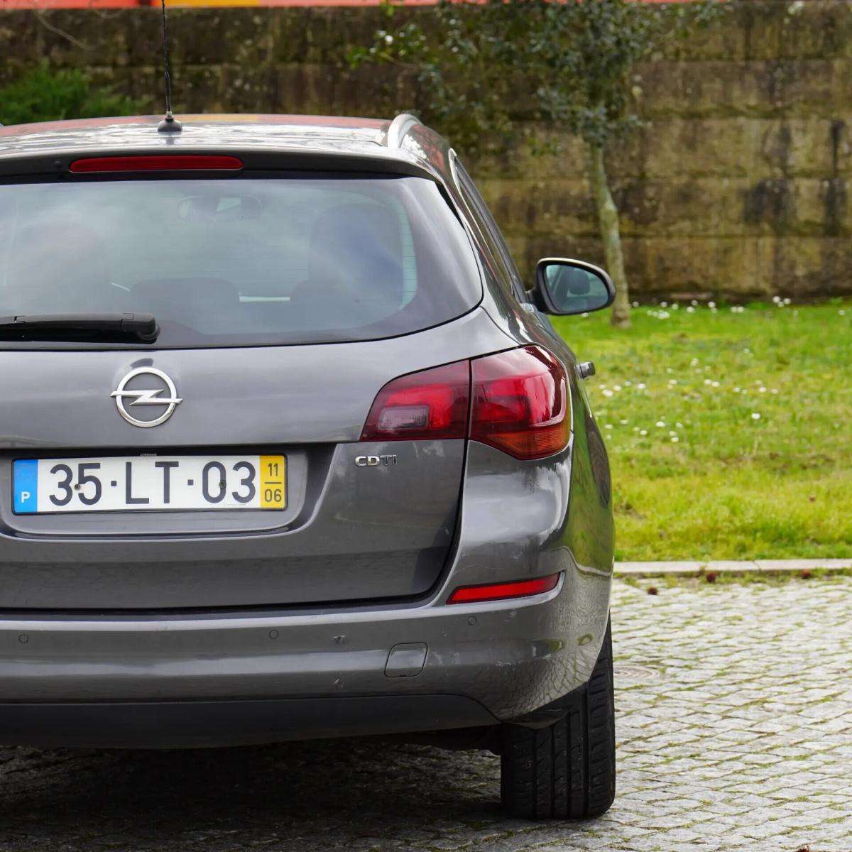opel-astra-caravan-2011-diesel-1686cc