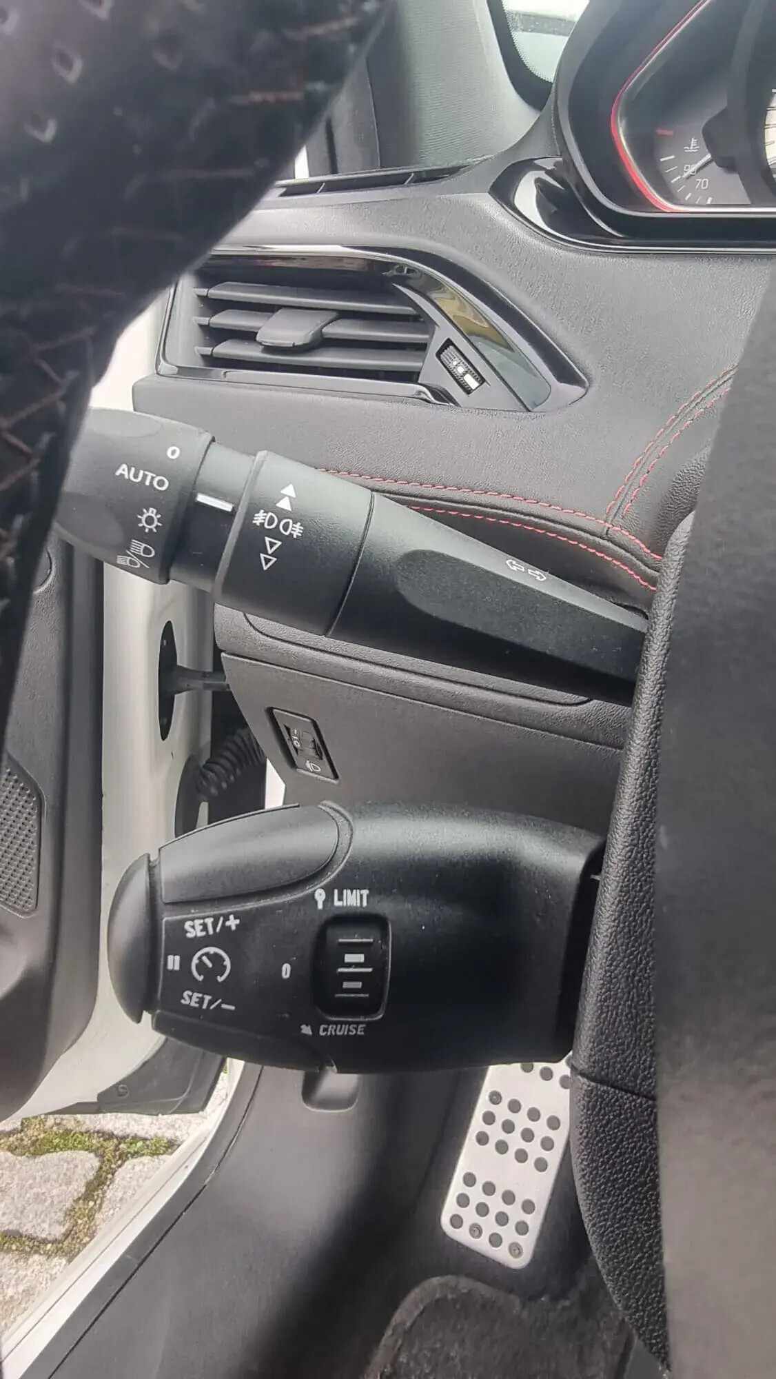 peugeot-208-2014-gasolina-1598cc