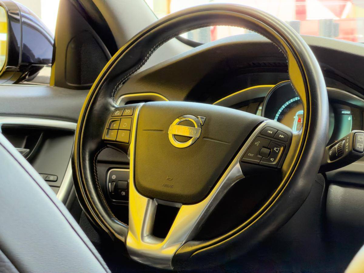 volvo-v60-2013-hibrido-a-diesel-2400cc