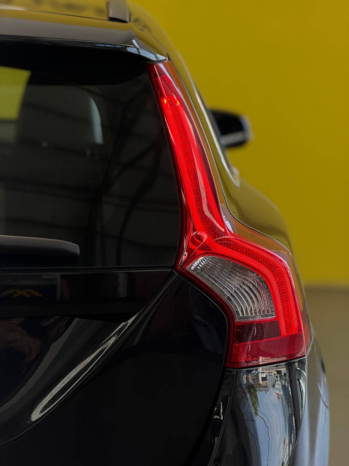 volvo-v60-2013-hibrido-a-diesel-2400cc