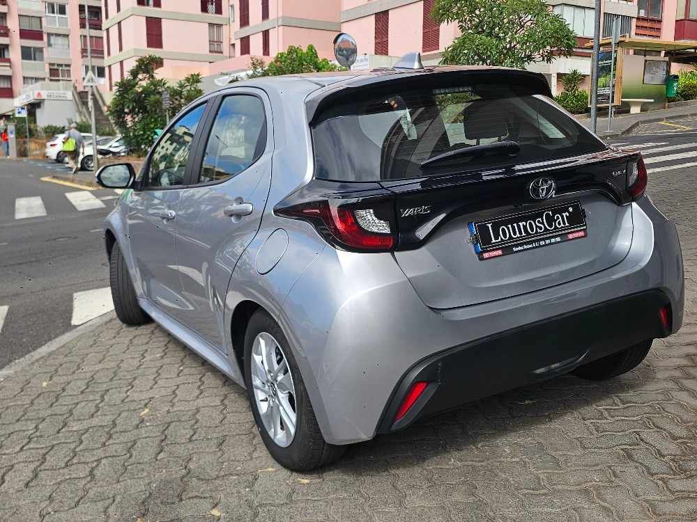 toyota-yaris-2024-hibrido-a-gasolina-1490cc