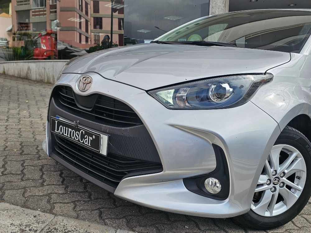 toyota-yaris-2024-hibrido-a-gasolina-1490cc