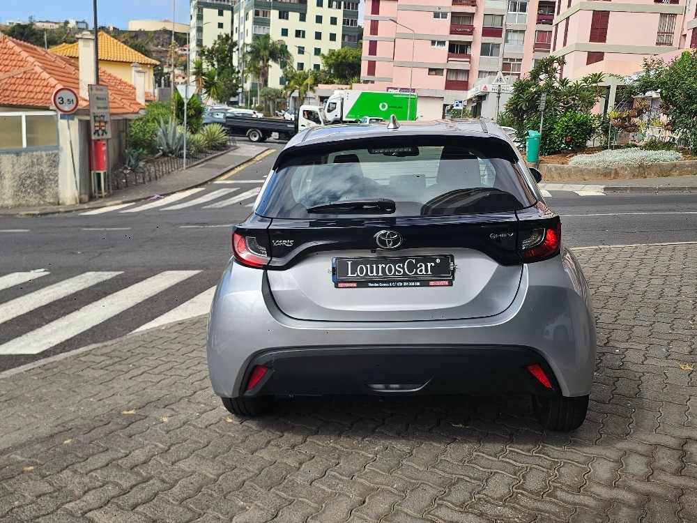 toyota-yaris-2024-hibrido-a-gasolina-1490cc