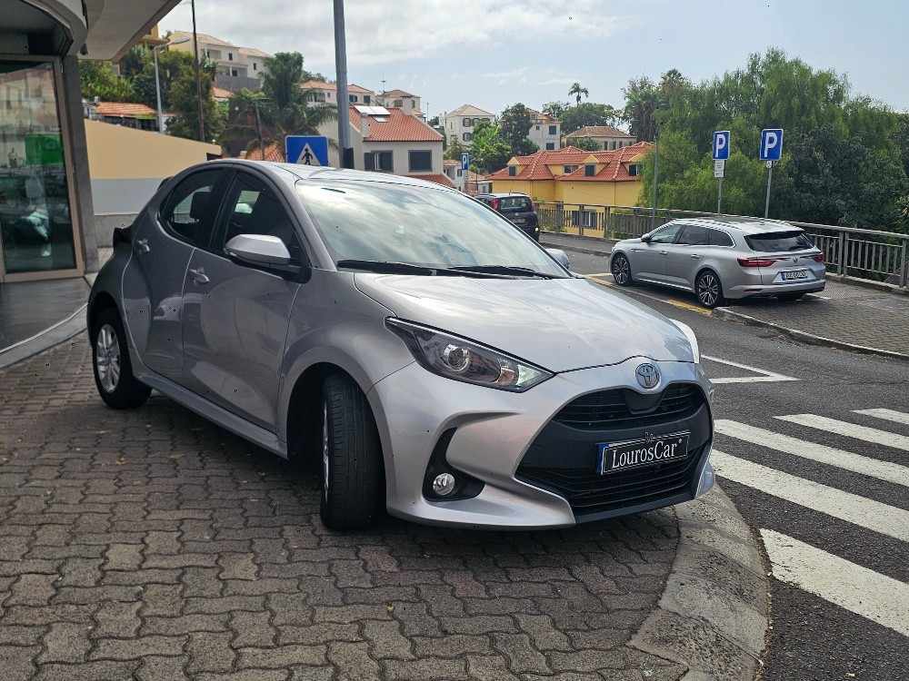 toyota-yaris-2024-hibrido-a-gasolina-1490cc