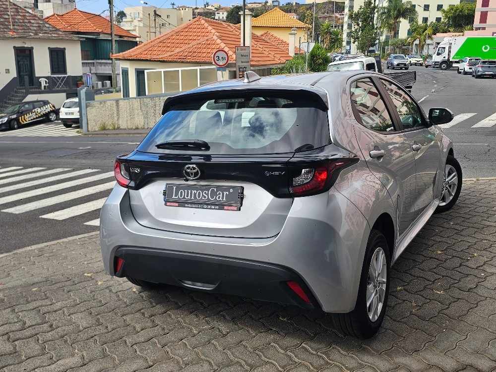 toyota-yaris-2024-hibrido-a-gasolina-1490cc