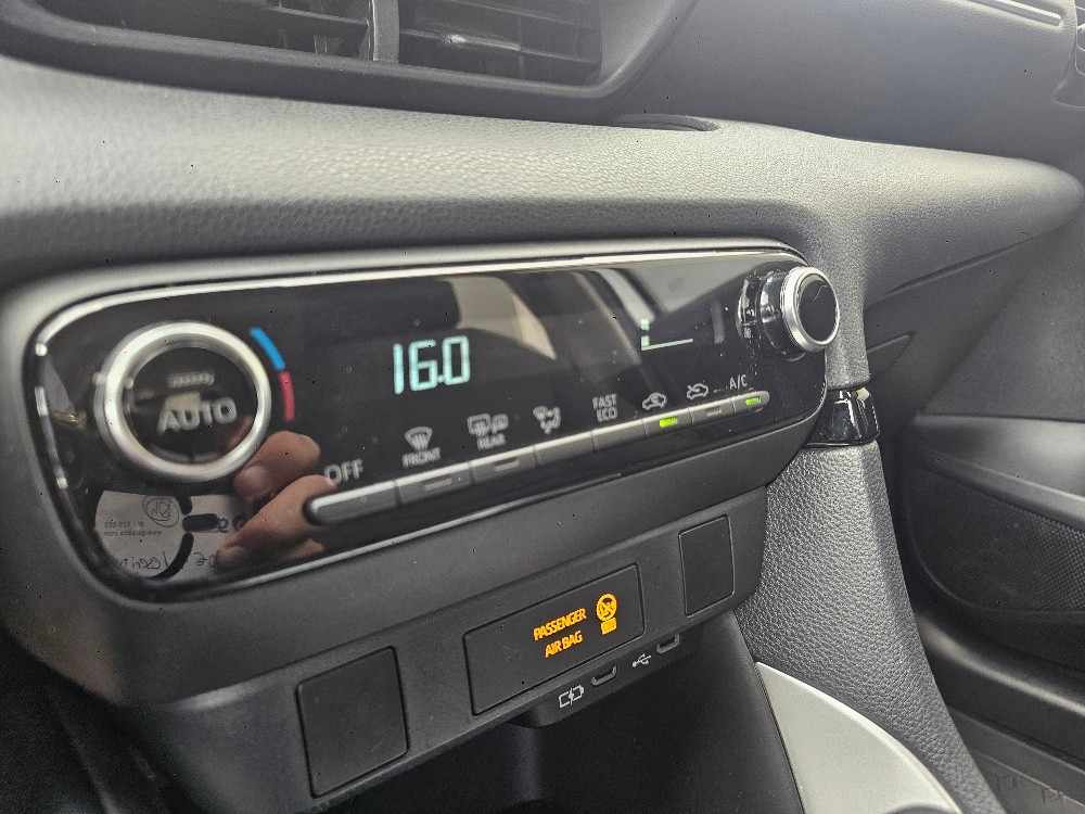 toyota-yaris-2024-hibrido-a-gasolina-1490cc