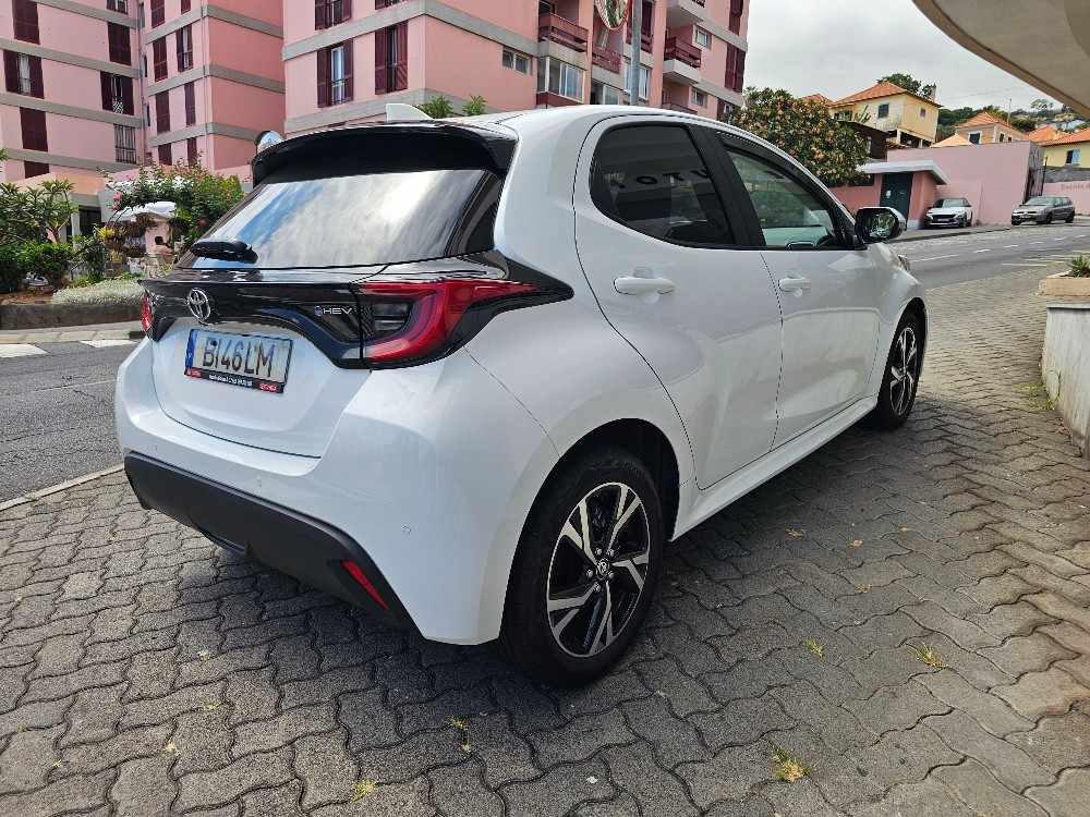 toyota-yaris-2024-hibrido-a-gasolina-1490cc