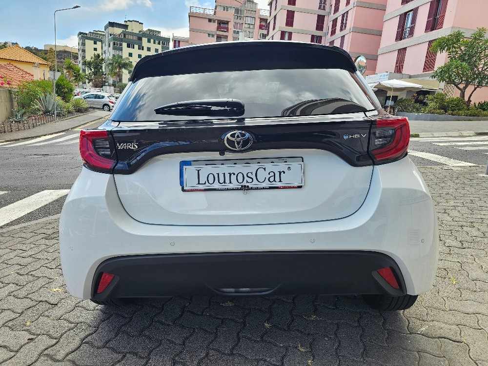 toyota-yaris-2024-hibrido-a-gasolina-1490cc