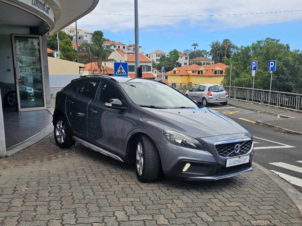 volvo-v40-cross-country-2014-diesel-1560cc