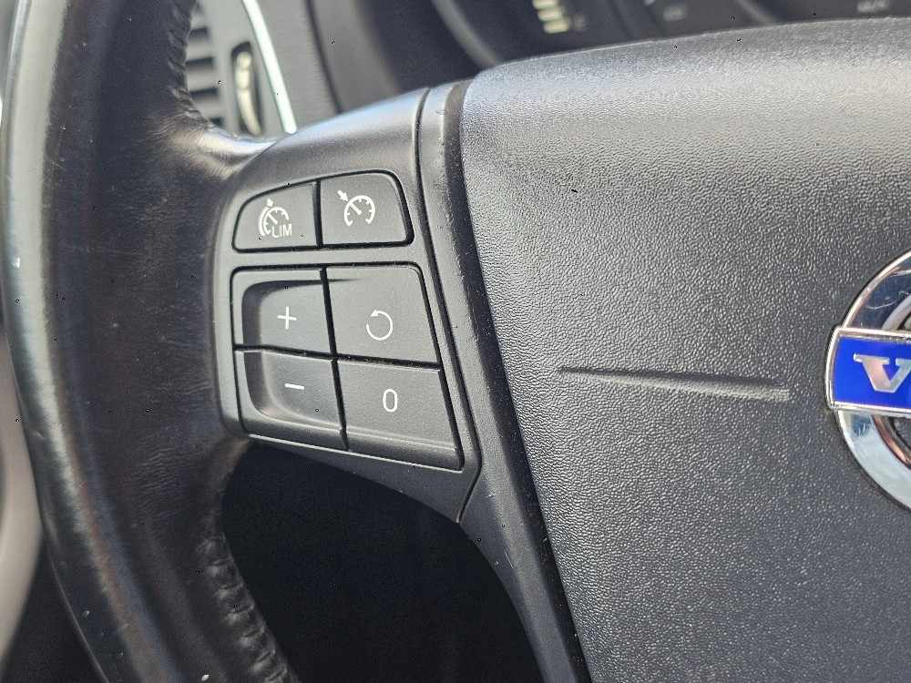 volvo-v40-cross-country-2014-diesel-1560cc