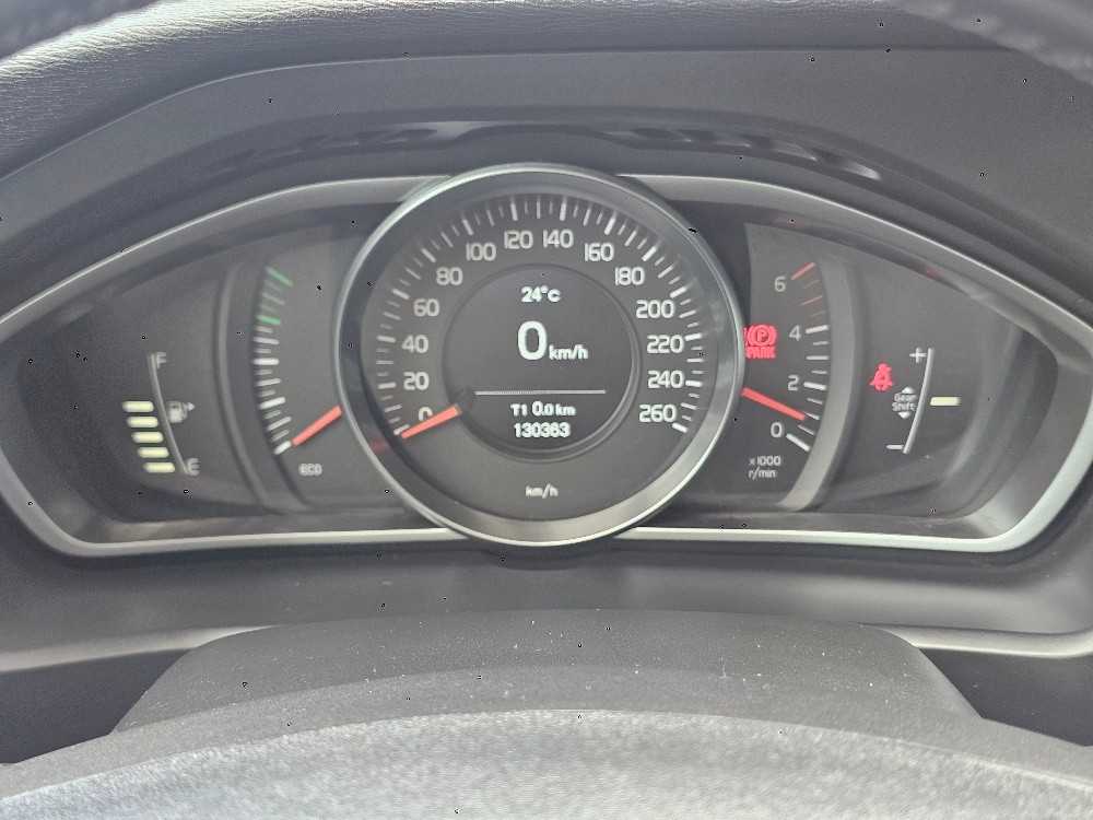 volvo-v40-cross-country-2014-diesel-1560cc