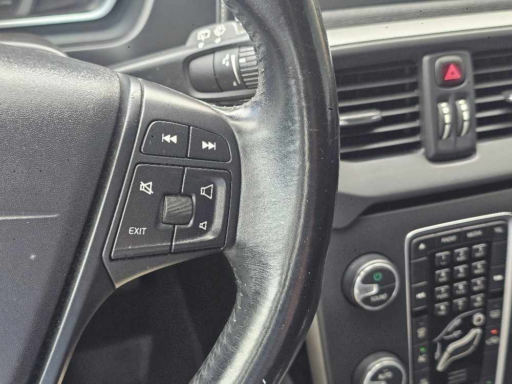 volvo-v40-cross-country-2014-diesel-1560cc