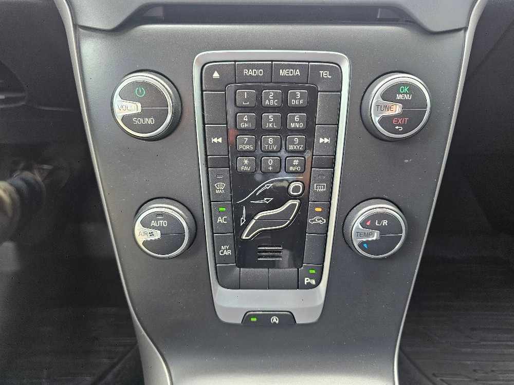 volvo-v40-cross-country-2014-diesel-1560cc