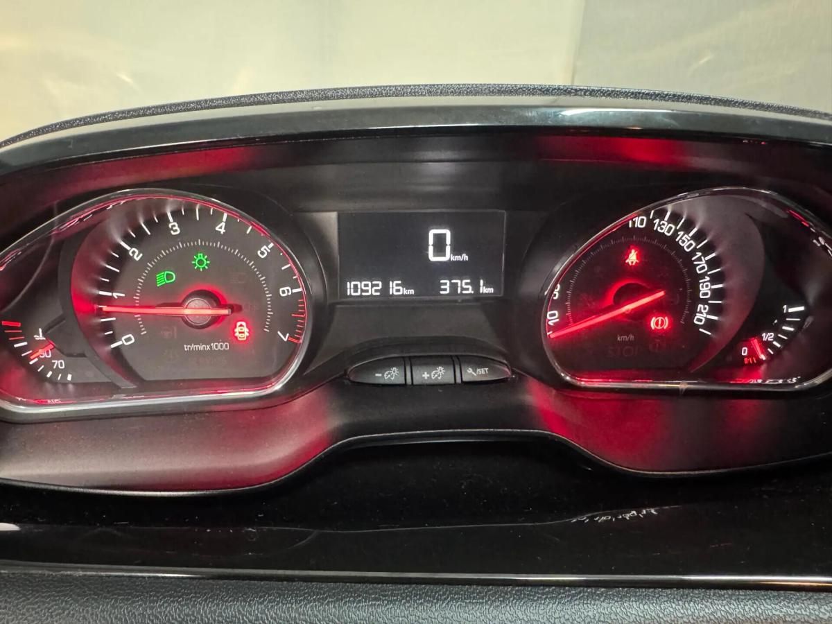 peugeot-208-2015-gasolina-1199cc