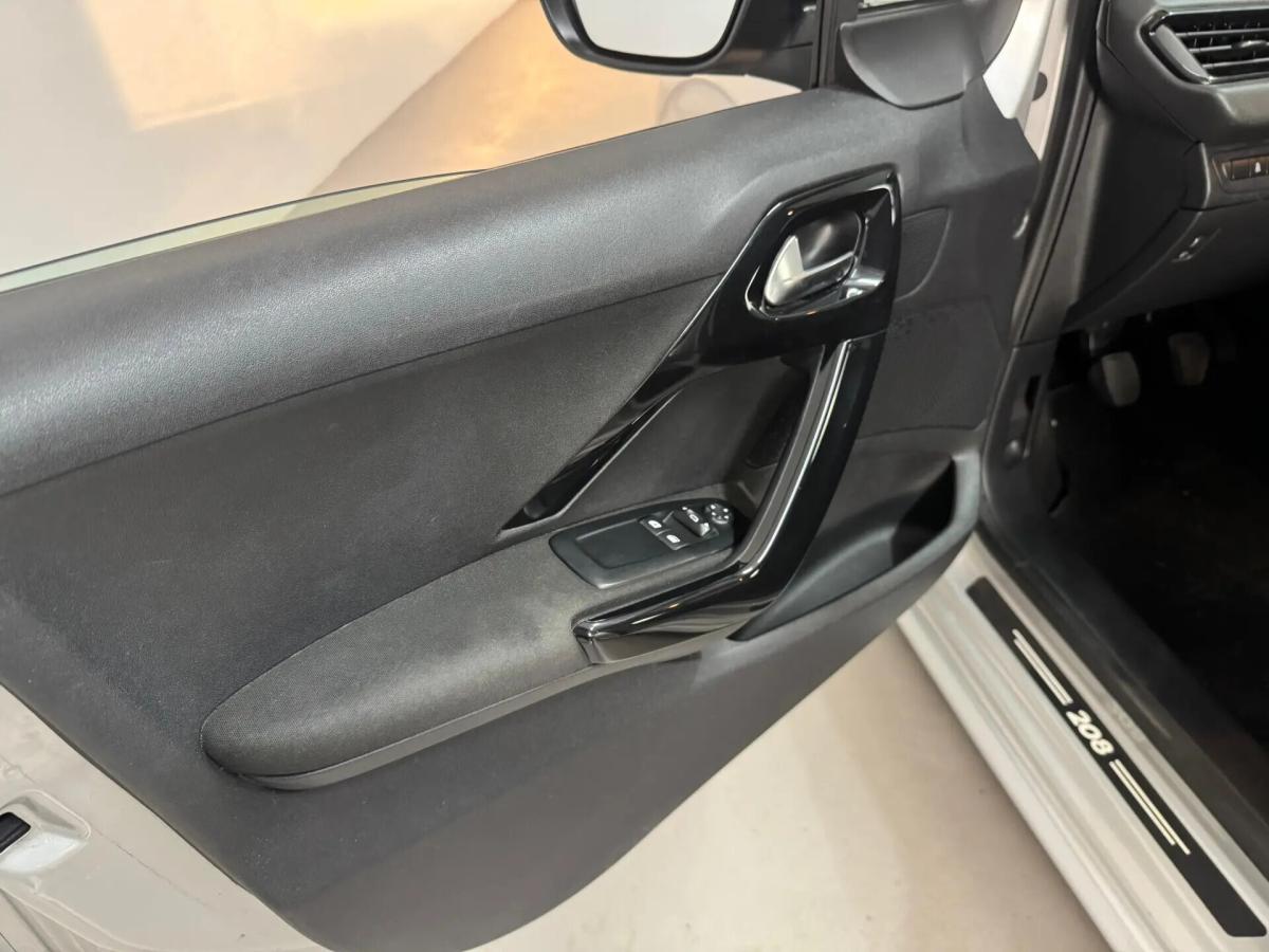 peugeot-208-2015-gasolina-1199cc