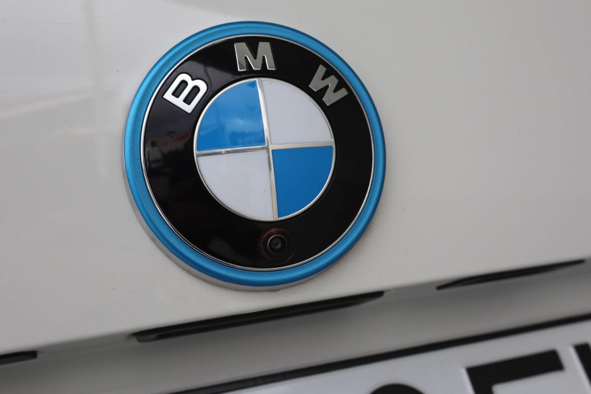 bmw-i4-2025-eletrico-500cc