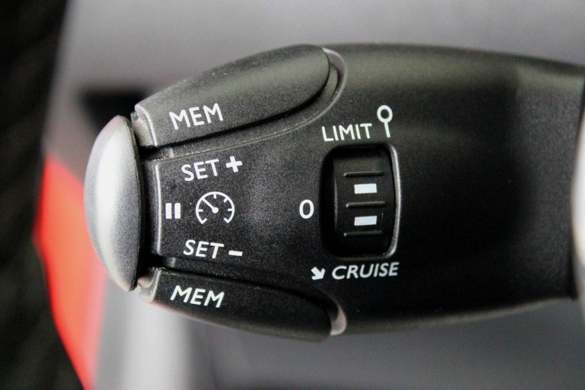 peugeot-208-2023-gasolina-1199cc
