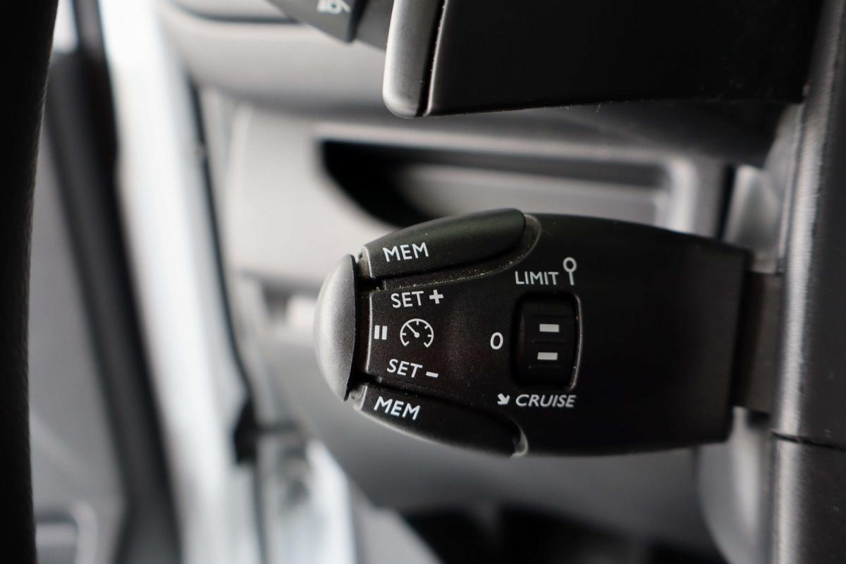 opel-vivaro-2023-diesel-1997cc