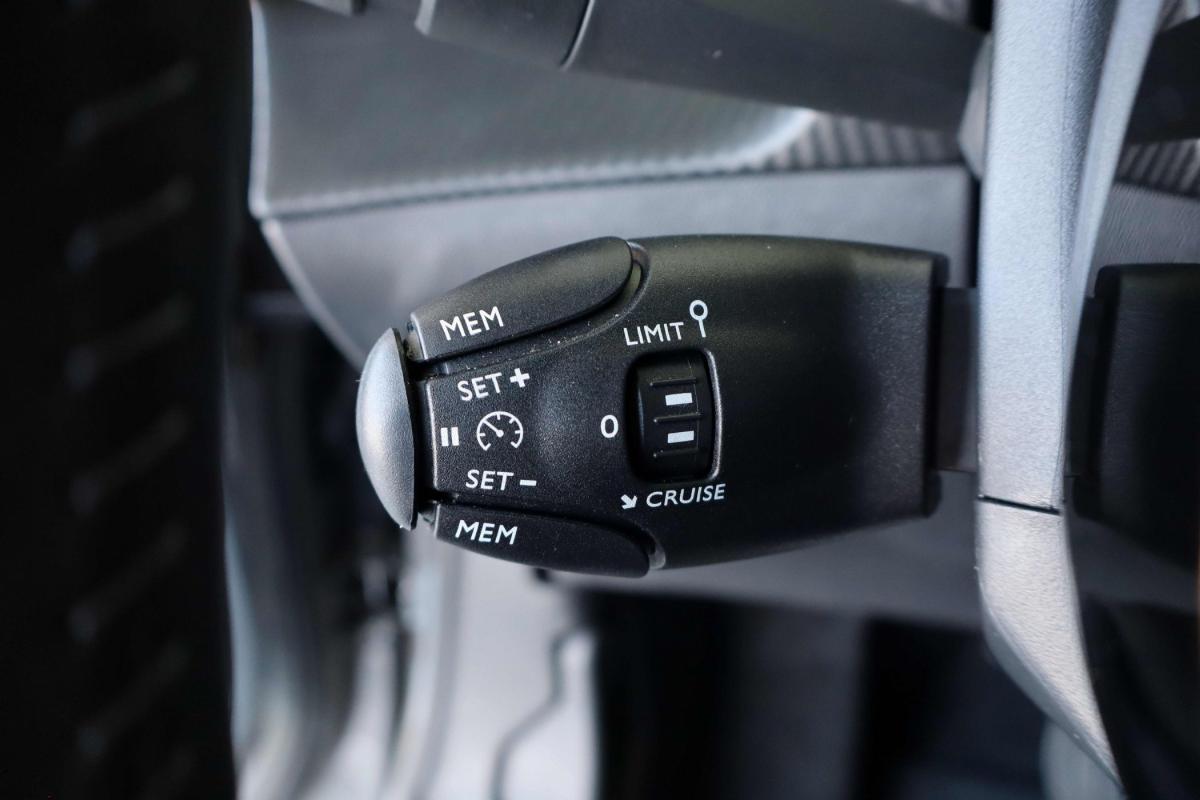 peugeot-2008-2024-eletrico-500cc