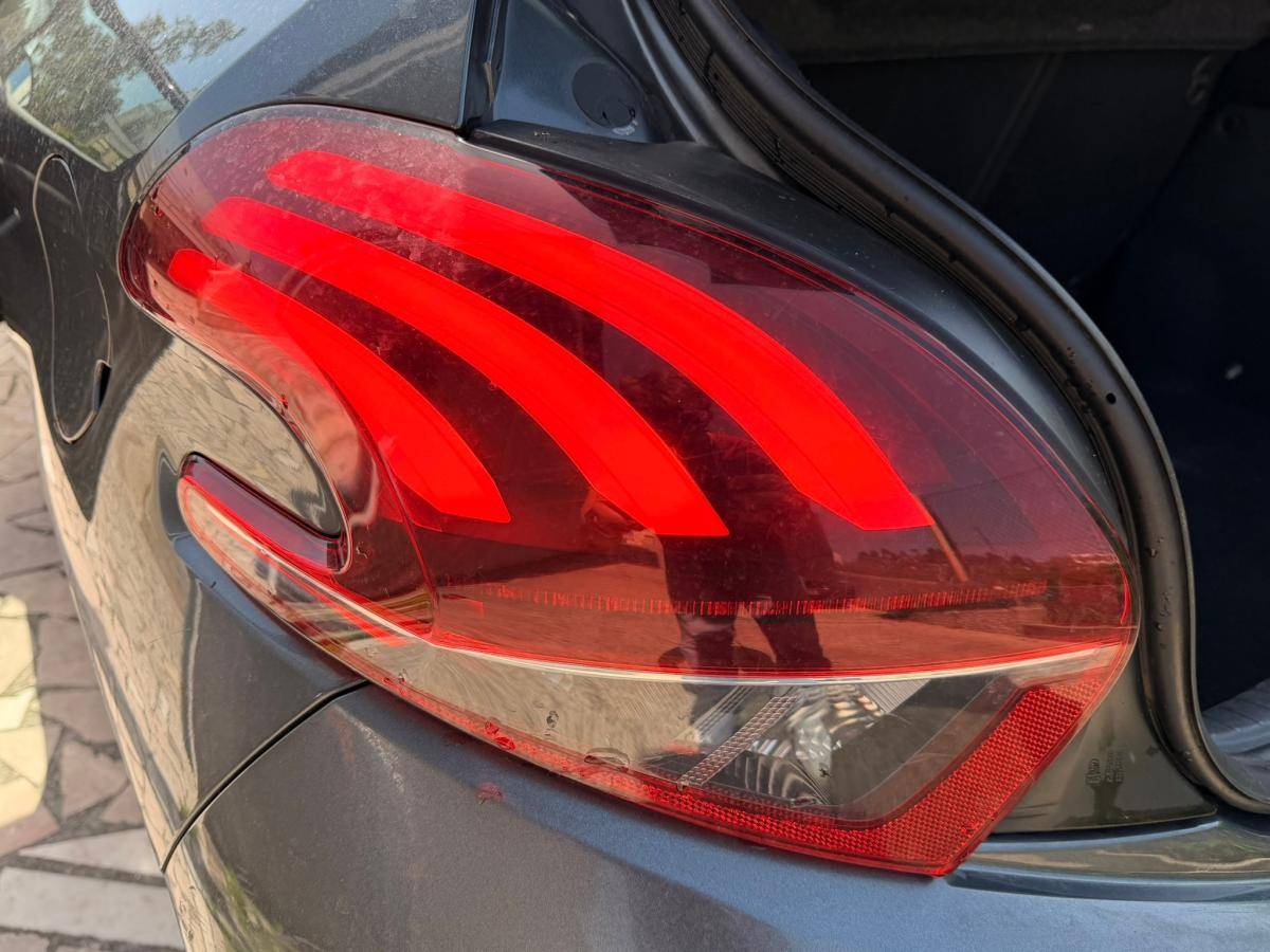 peugeot-208-2017-gasolina-1199cc