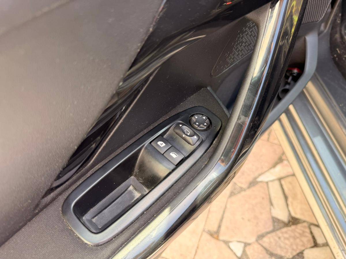 peugeot-208-2017-gasolina-1199cc