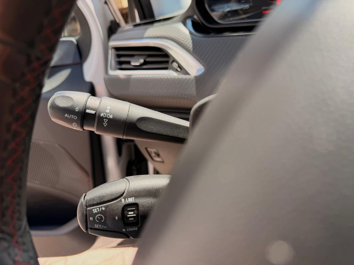peugeot-208-2017-gasolina-1199cc